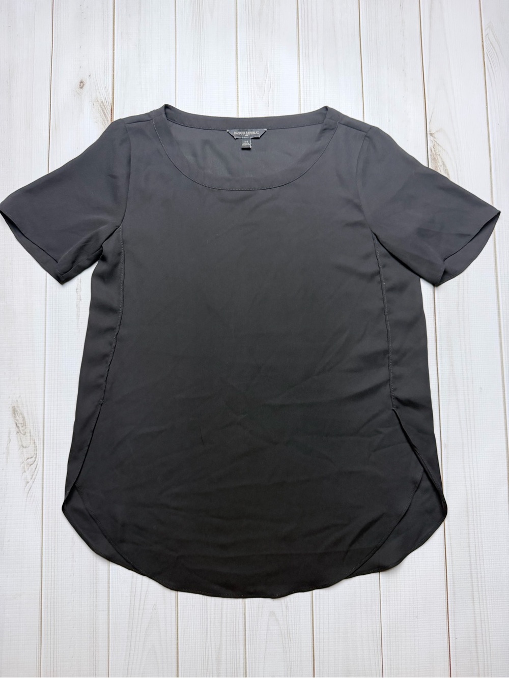 Banana Republic Womenโs Black Short-Sleeve Scoop Neck Top
